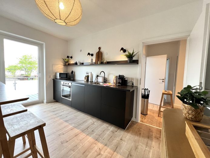 3 locali, cucina, bagno, balcone, fascino d’epoca, posto auto, Moritzberg – Küche mit Balkonzugang 
