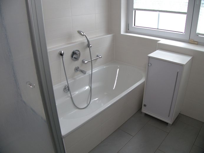 Exclusive 3-Zimmer-Etagenwohnung in Bestlage - Komfortabel, barrierefrei, Lift & ideal für Paare – Wannen-Duschbad 3