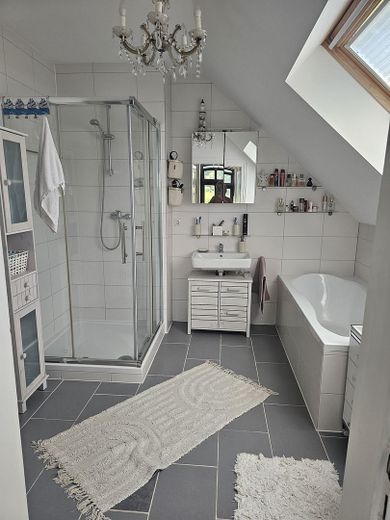 Großzügiges Haus in Alleinlage mit großem Garten – Badezimmer 1 OG