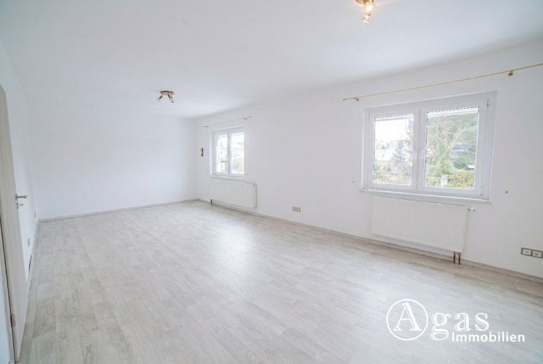 Seltene Gelegenheit: Zwei Häuser auf großem Grundstück in Bernau – Wohnzimmer Haus 2