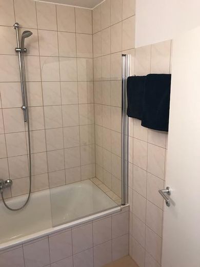 Bad mit Wanne und Dusche