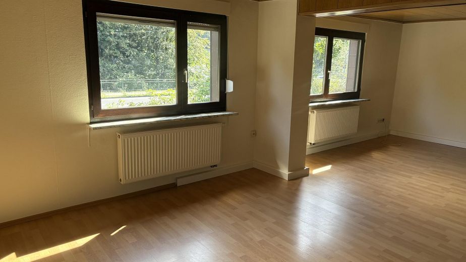 Wohnung ideal für Pendler – Wohnzimmer u. Esszimmer