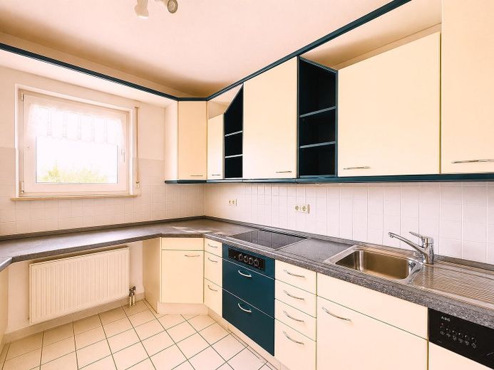 Großzügige 3-Zimmer-Eigentumswohnung mit Loggia und zwei Tiefgaragenstellplätzen – (Einbau)Küche