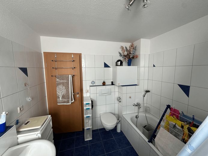 Großzügiges Wohnen mit Balkon: Gepflegte Eigentumswohnung inklusive EBK – Badezimmer mit Badewanne