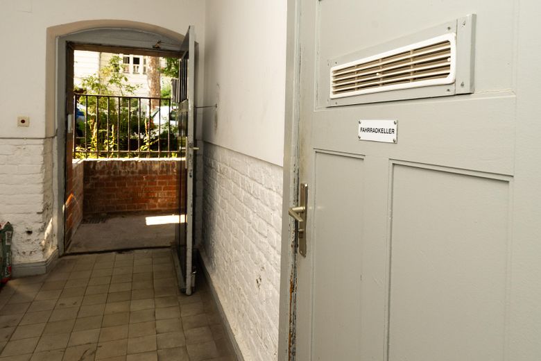 Provisionsfrei: Am Cosimaplatz in Friedenau, 2.5 Zimmer Altbau mit Balkon im 3.OG, Fernwärme – Fahrradkeller (Strassenzugang)