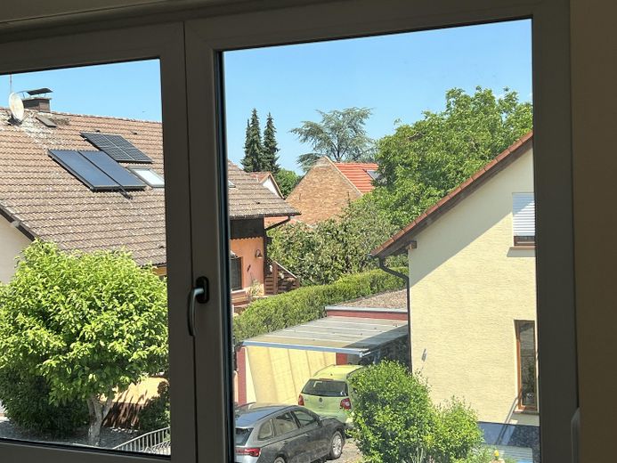 Moderne 4 Zimmer DG Wohnung mit Garten in ruhigem gehobenen Wohngebiet – Aussicht Küche