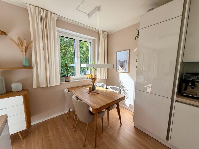 Sin comisión: Moderno apartamento de 4 habitaciones con balcón orientado al oeste y plaza de garaje subterránea con posibilidad de carga – Küche