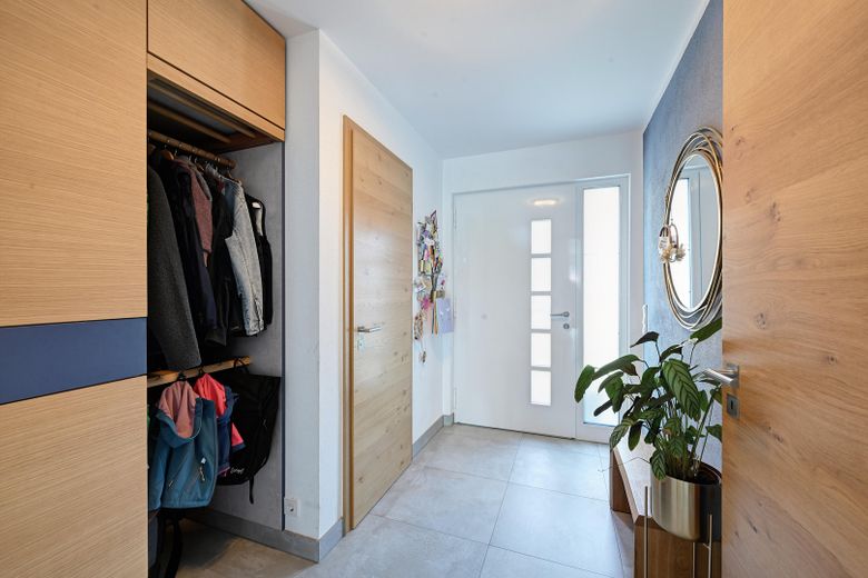 Neuwertige Doppelhaushälfte mit exklusiver Ausstattung, PV-Anlage und sonnigem Südwestgarten – Eingangsbereich mit Garderobe