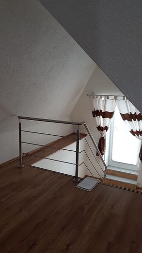 1 ZKB + Balkon in Zwickau-Auerbach, Dachgeschoss-Wohnung mit EBK – Wozi Blick zum Treppenabgang