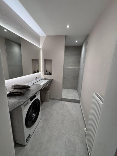 frisch renoviertes Duschbad