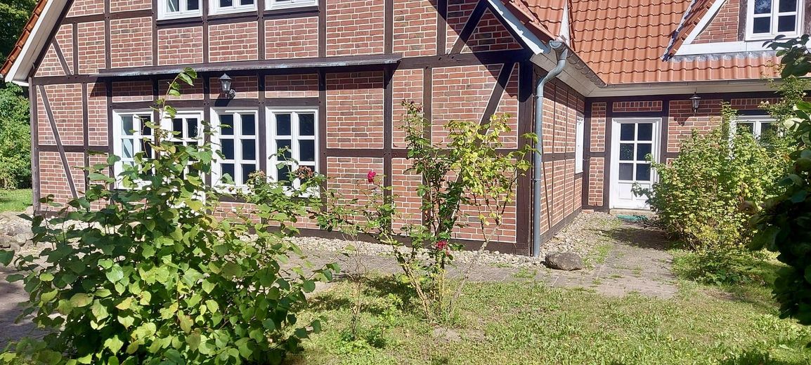 Geräumige Haushälfte auf dem Land – Rückseite Garten