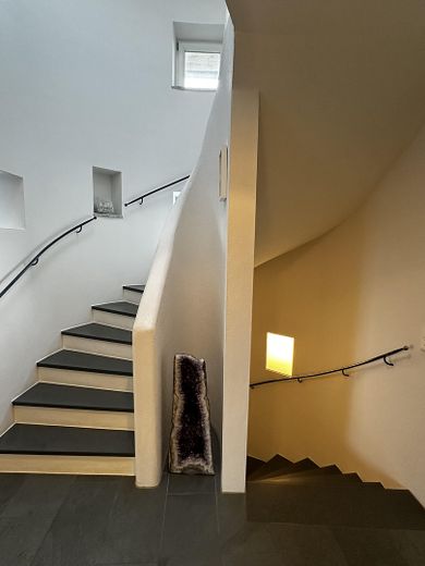 Modernes Einfamilienhaus mit freiem See- und Bergblick Nähe  Prien – Treppe ins OG