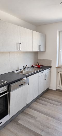 Helle Wohnung mit großzügigem Wohnbereich, Einbauküche, Balkon und eigener Garage – Foto 7