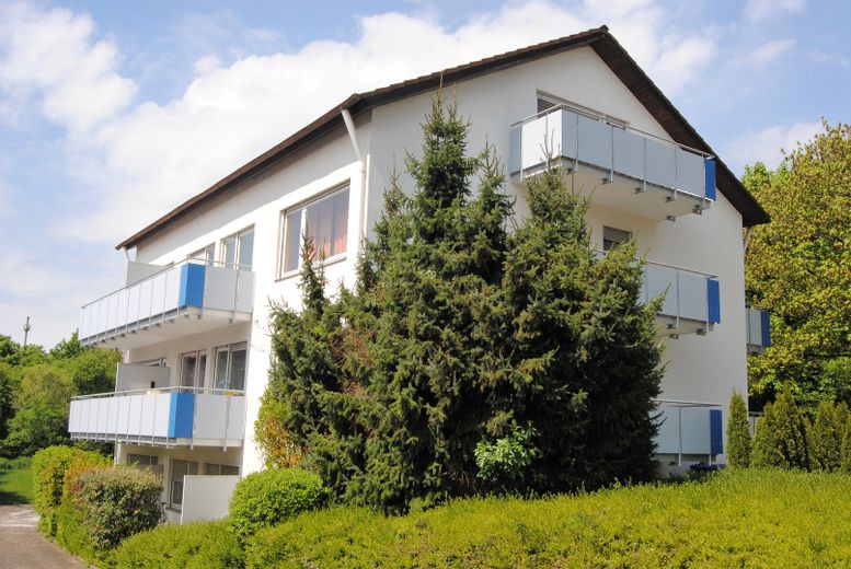 2-Zimmer-Wohnung, 2 Balkone, Einbauküche und Parkplatz – Straßenansicht