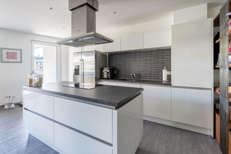 Moderne 3,5 Zimmer Wohnung in Stuttgart-West mit Balkon, Einbauküche, Aufzug, Tiefgarage, Wallbox – Küche