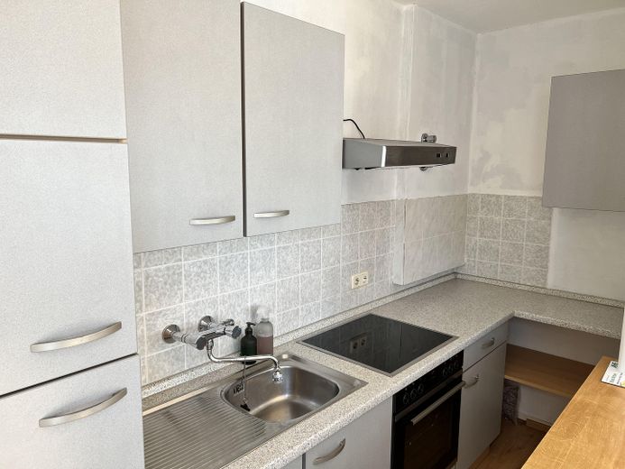 Schöne, helle 2-Zimmer Wohnung mit Küche – Einbauküche