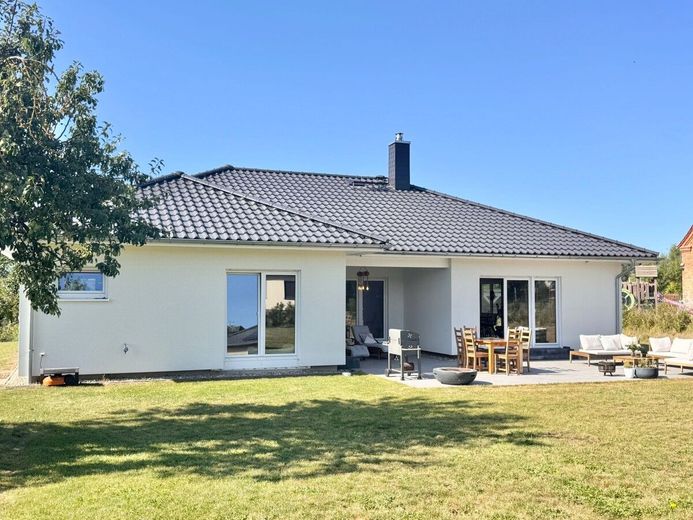 Hausansicht vom Grundstück