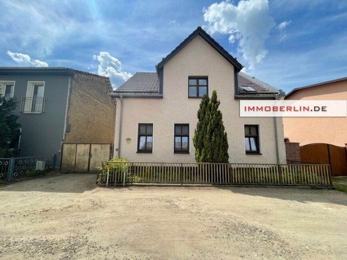 IMMOBERLIN.DE - Sanierungsbedürftiges Haus mit Nebengebäuden & Südgarten in naturverbundener Lage – Foto 1