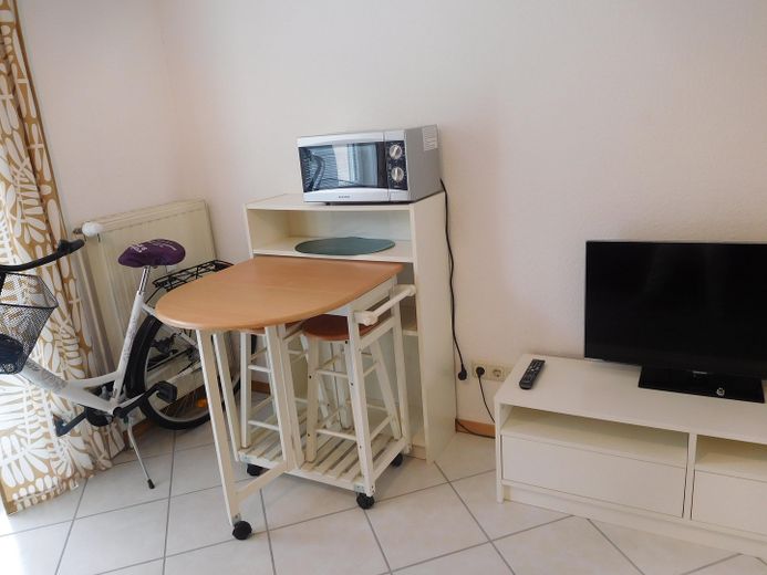 Möbliertes Apartment mit Terrasse und Tiefgaragenplatz – Wohnbereich
