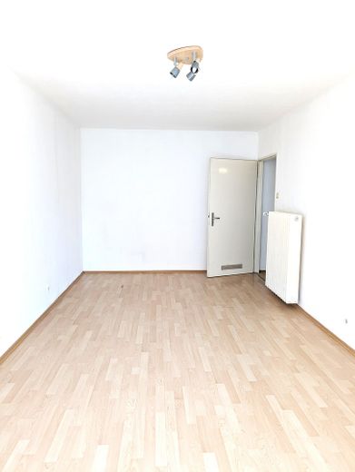 SW-Stadt semtinde keyifli daire: 2 oda, 3. kat, asansör, camlı balkon – Zimmer rechts