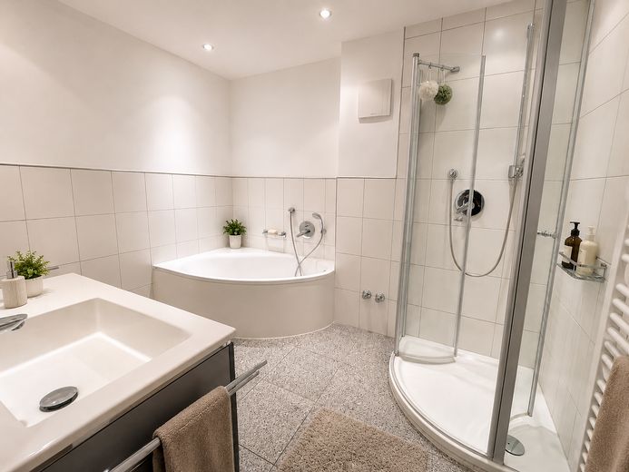 Familientraum mit Garten – großzügige Maisonettewohnung über 2 Ebenen mit Terrasse und 2 Bädern – Großzügiges Badzimmer