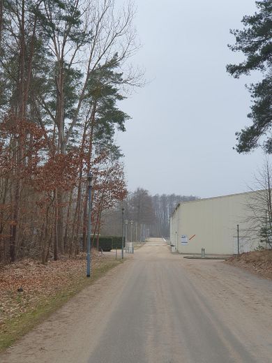 Ferienhaus mit eigenem Bootssteg im Hafendorf Rheinsberg – Einfahrt von der Kaistrasse