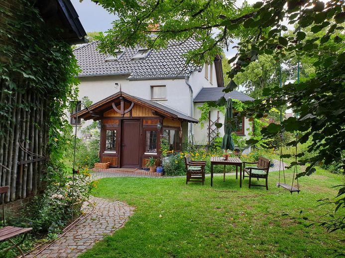 Charming country house with living basement, large garden, workshop, two verandas, hobby stable – Blick auf den Haupteingang