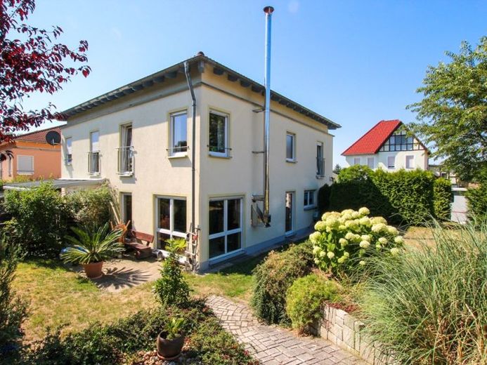 Modern semi-detached house in Weinböhla, approx. 131 m² living space, 5 rooms, fitted kitchen, cellar, ***COMMISSION-FREE*** – Photo 1