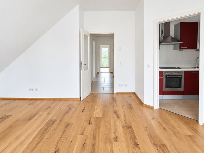 Schöne DG-Wohnung mit Einbauküche im Herzen Haar's – Wohnzimmer zu Flur und Küche