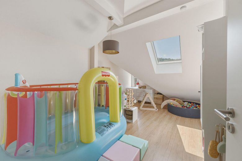 İçten tamamen yenilenmiş, bağımsız girişli daireli yarı müstakil ev ve PV sistemi – Kinderzimmer Hauptwohnung
