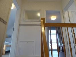 VON PRIVAT - STIL & CHARME stehen für dieses Raumwunder. Fotowoltaika, ogród, domek ogrodowy... – TREPPENAUFGANG - OG