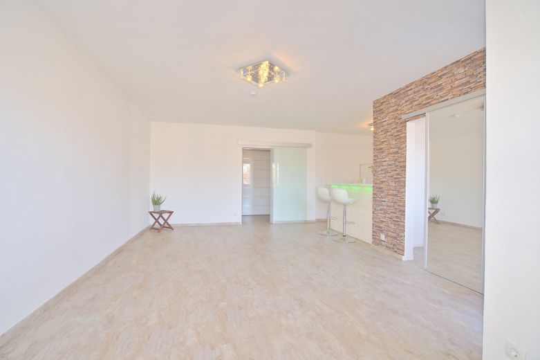 Lichtdoorstroomd appartement met keuken en balkon – Foto 14