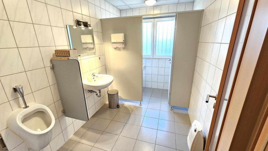 Commercial hall - available to lease in Neu-Ulm/Burlafingen - with hall crane, shelving, kitchen etc. – Toiletten/Sanitär