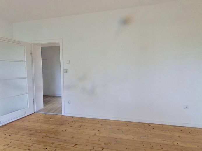 Schöne 3-Zimmer-Wohnung mit modernem Tageslichtbad – Ansicht II: Wohn- und Esszimm…
