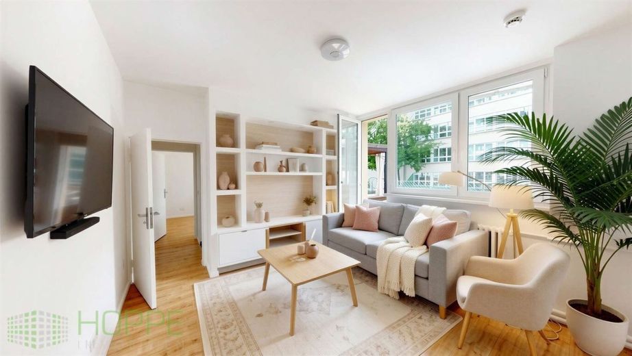 Mitte - Sofortbezug: Wohnung mit riesiger Sonnenterrasse in Gesundbrunnen (KEINE Käuferprovision) – Wohnzimmer Perspektive 1 - (Einrichtungsbeispiel KI generiert)
