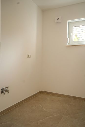 Modernes Neubauhaus mit Garten nahe Falkenhagener See – Waschraum EG 