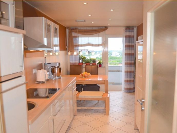 3-Zimmer-Wohnung mit Balkon, EBK & Weitblick im 11. OG – modernisiert und barrierefrei – Küche