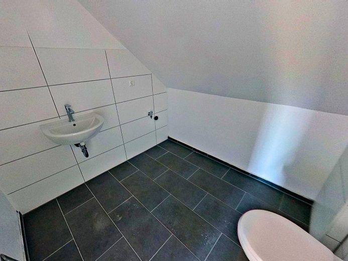 **PREMIÈRE OCCUPATION exclusive** Appartement moderne de 3 pièces au rez-de-chaussée avec BALCON dans un écrin de verdure – Gäste-WC