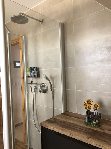 Wannenbad mit Dusche