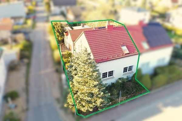Charming semi-detached house with large plot and granny flat or holiday apartment