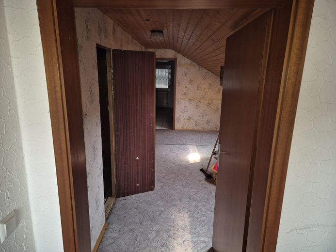 Einfamilienhaus mit Einliegerwohnung, Wintergarten, Garage und Gartenparadies auf 708 m2 – Flur DG
