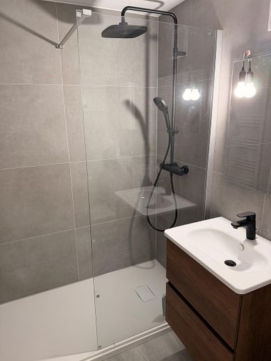 Frisch saniert & bezugsfertig: 2 Balkone, Echtholzparkett und Tiefgarage – Badezimmer (in Fertigstellung)