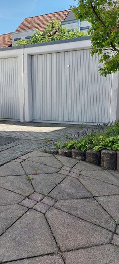 Geräumiges Reihenendhaus in WN-Neustadt mit Fernblick – Doppelgarage vor dem Haus