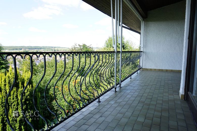 Freistehende Villa auf großem Grundstück in Buchen – Balkon