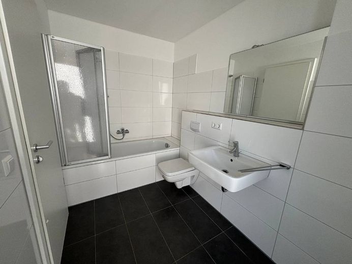 Après rénovation : suffisamment d’espace pour votre famille ! - Grande maison mitoyenne en bout de rangée à Käfertal – Ansicht I: Badezimmer
