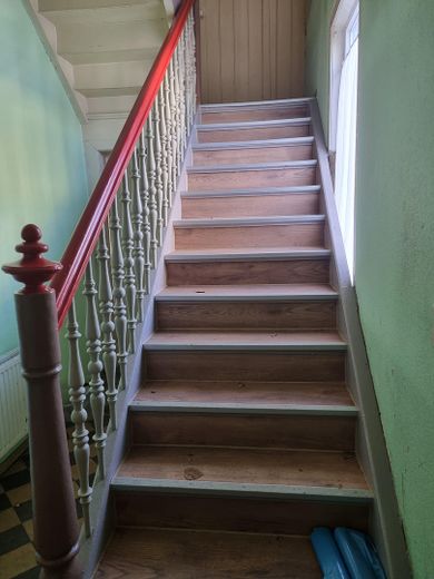 Historyczny dom szachulcowy w Eisenach: 218 m², duży ogród, od zaraz wolny i z bardzo korzystnym dofinansowaniem! – Treppe zum DG 