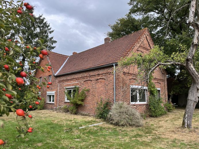 Casa unifamiliare / ex azienda agricola con grande terreno in posizione tranquilla – Foto 1