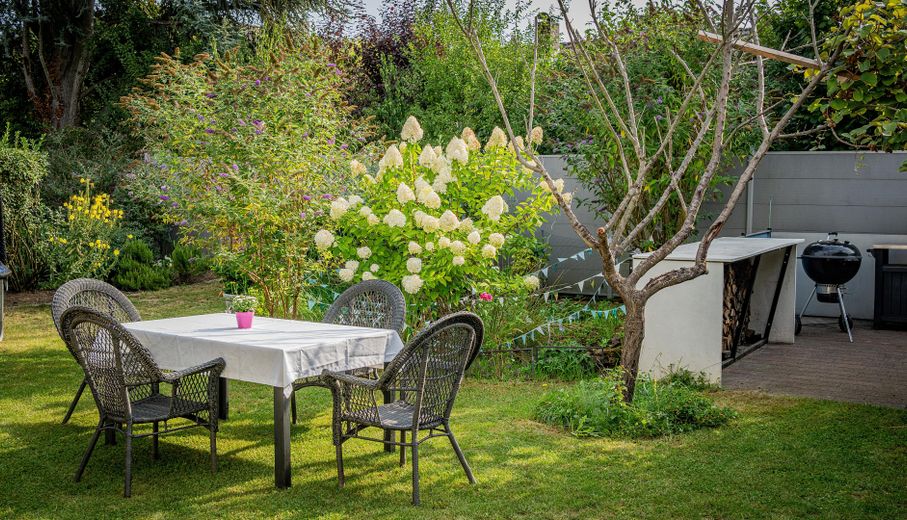 Freistehendes Familienhaus mit Traumgarten, Terrasse, Garage und viel Platz in Reinheim – Garten Ostseite