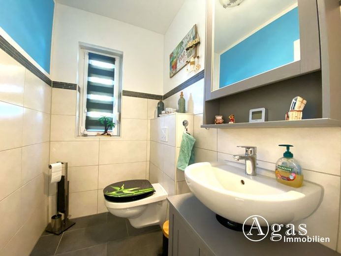 Modernes Einfamilienhaus mit Garage und großem Garten in Seenähe – Gäste-WC