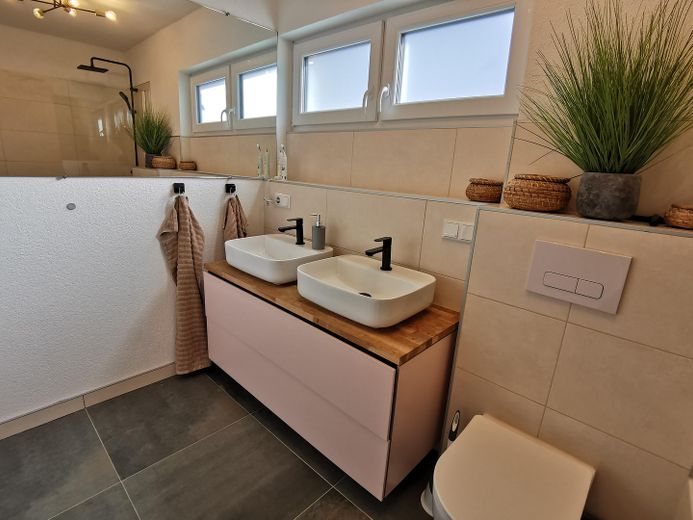 Moderna casa a schiera d’angolo con impianto fotovoltaico, pompa di calore e smart home a Flein – Photo 12
